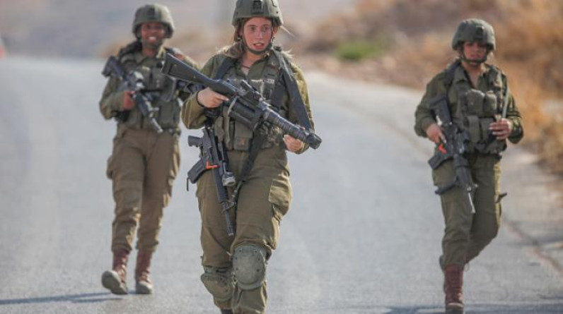 مجندات إسرائيليات يجبرن فلسطينيات على خلع ملابسهن بالخليل